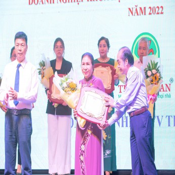 Công ty TNHH MTV Trà Tâm Lan vinh dự được tặng bảng vàng Top 100 Doanh nghiệp tiêu biểu, sáng tạo.