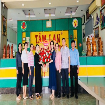 ĐẢNG UỶ - HĐND - UBND - UBMTTQVN XÃ TRUÔNG MÍT ĐẾN THĂM VÀ CHÚC MỪNG TRÀ TÂM LAN  NHÂN NGÀY DOANH NHÂN VIỆT NAM 13/10